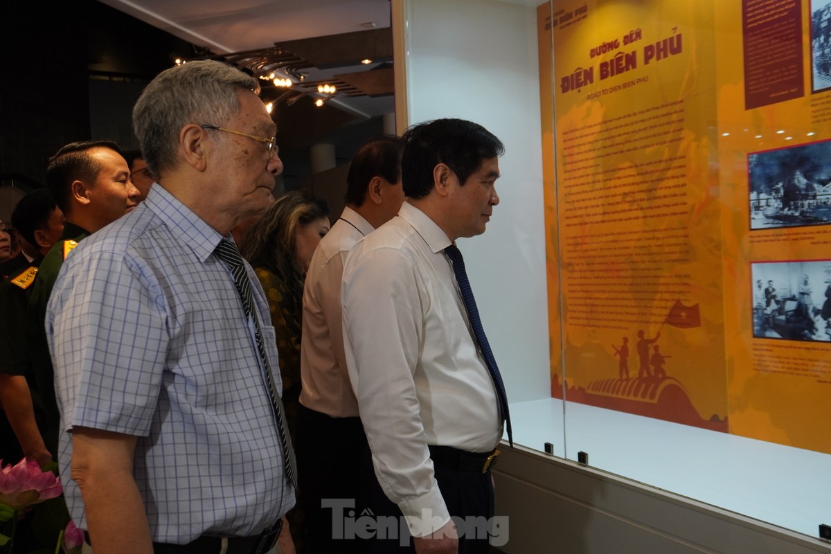 Letter to soldiers, rubber sandals Uncle Ho used during the resistance war remind of the epic Dien Bien Phu photo 4