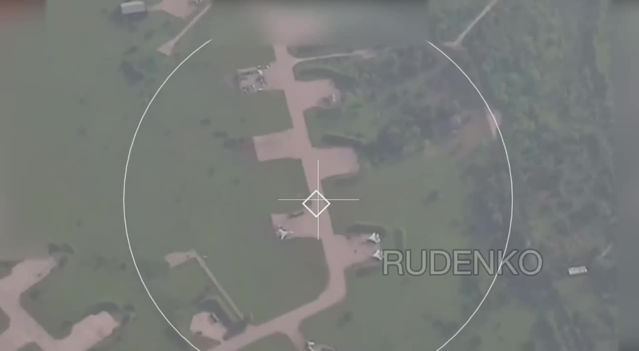 Welt - Angriff auf Luftwaffenstützpunkt, russische Raketen demonstrieren Macht, ukrainisches Flugzeug explodiert