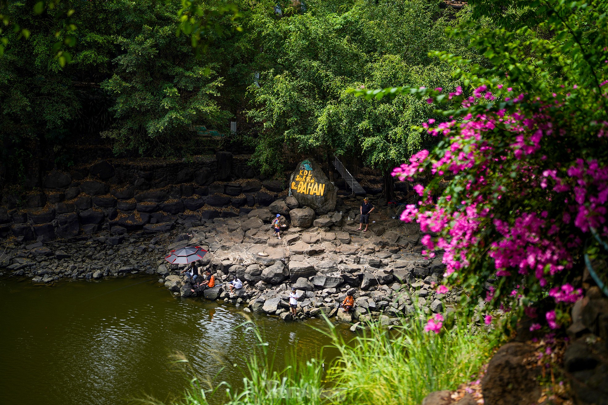 Experience armored vehicles 'crossing the forest' to avoid the heat during the April 30 holiday photo 5