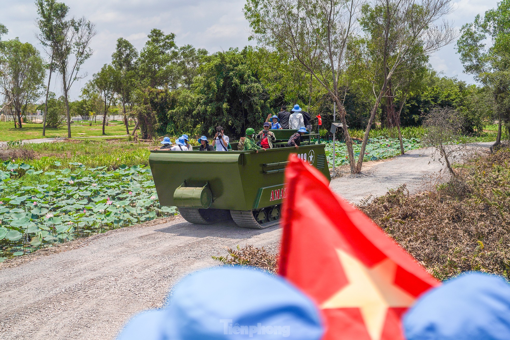 Experience armored vehicles 'crossing the forest' to avoid the heat during the April 30 holiday photo 9