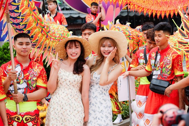 Trotz des heißen Wetters strömen Tausende von Touristen nach Sa Pa, Ha Long und Sam Son, um den ersten Feiertag zu genießen – Foto 1.