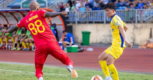 Fierce Quang Nam vs SLNA, foreign referee