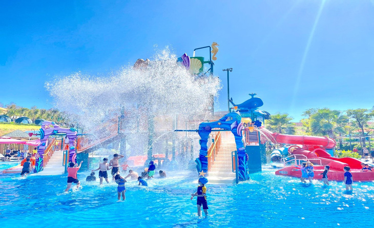 Touristen erobern den Wonderland Water Park. Das kühle Nass und eine Reihe spannender Spiele von sanft bis spannend rund um die Erkundung des Meeres fesseln Besucher vom Kind bis zum Erwachsenen.