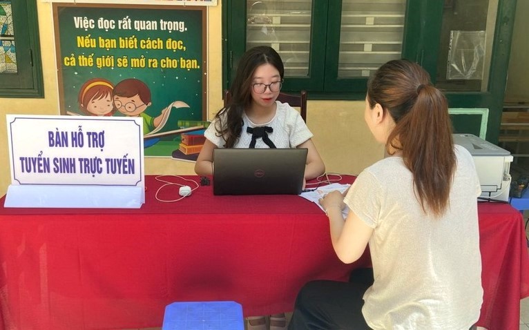 Durante la inscripción en línea y en persona, cada unidad y escuela asigna miembros para que estén de servicio para apoyar a los padres. 