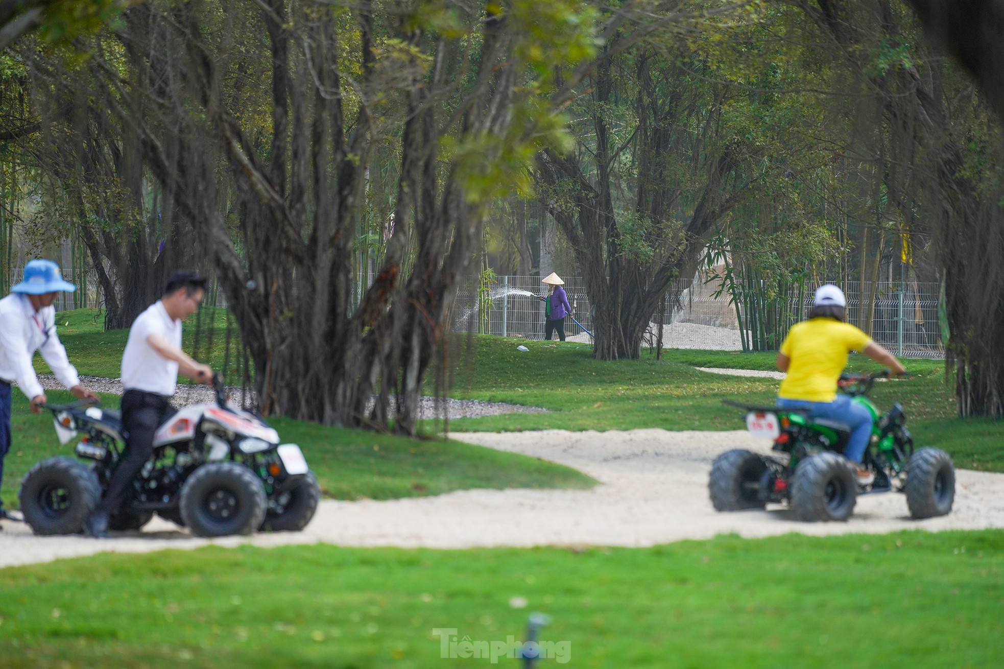 Experience armored vehicles 'crossing the forest' to avoid the heat during the April 30 holiday photo 12