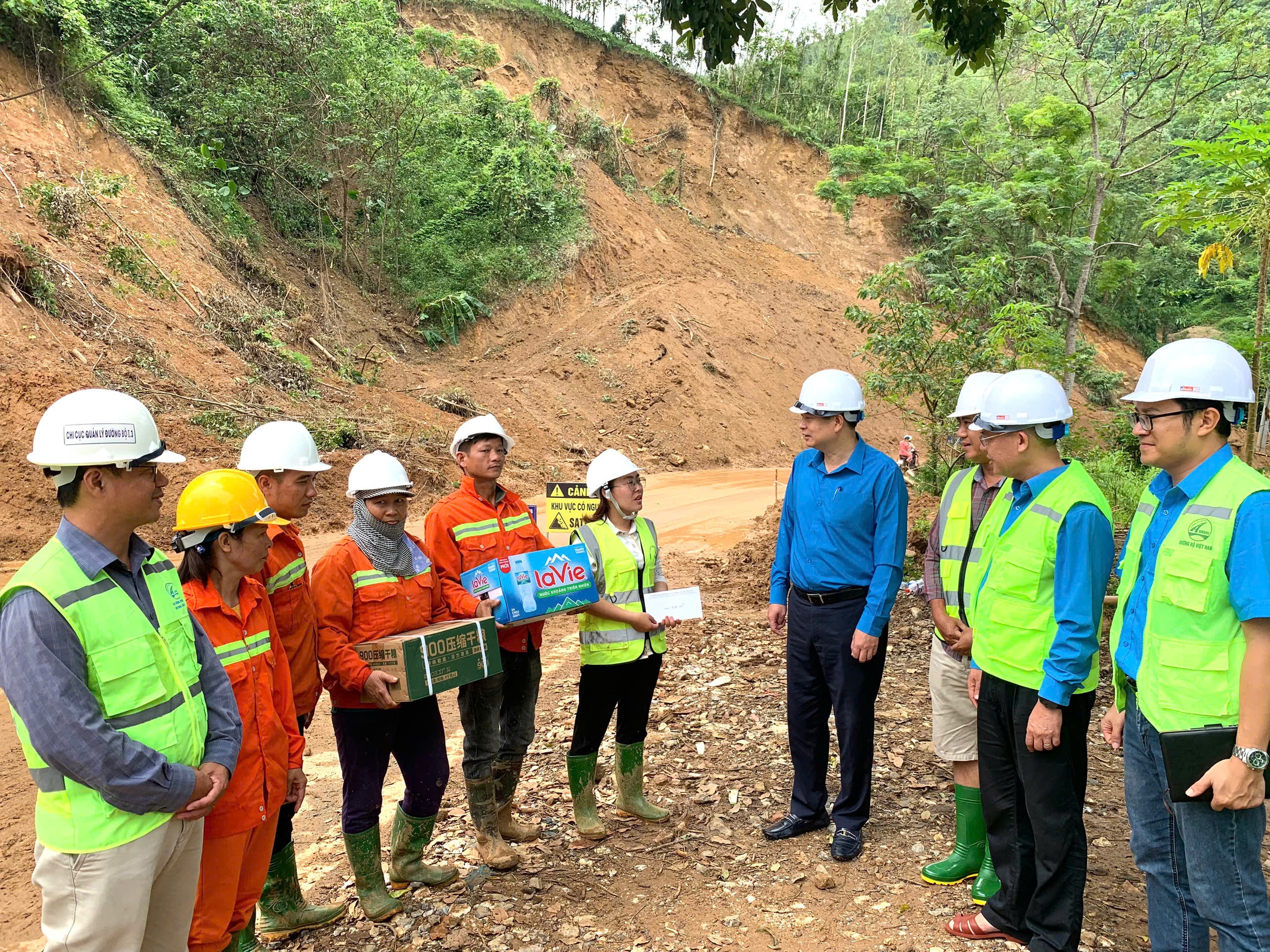 Người lao động GTVT ủng hộ hơn 5 tỷ đồng cho đồng bào bị bão lũ- Ảnh 1.