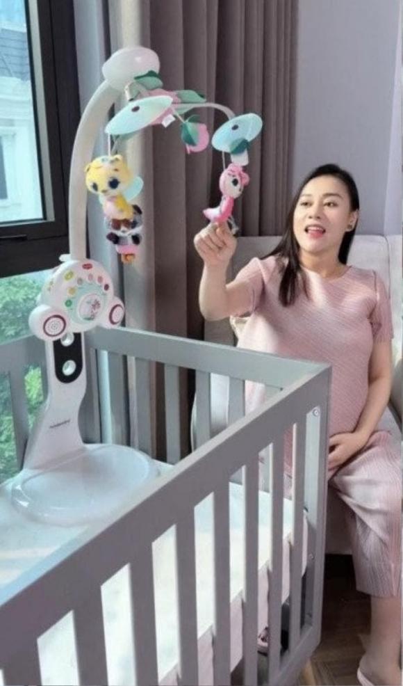 Phuong Oanh kauft viele Dinge, während sie auf die Geburt ihrer beiden Kinder wartet. Foto: Screenshot