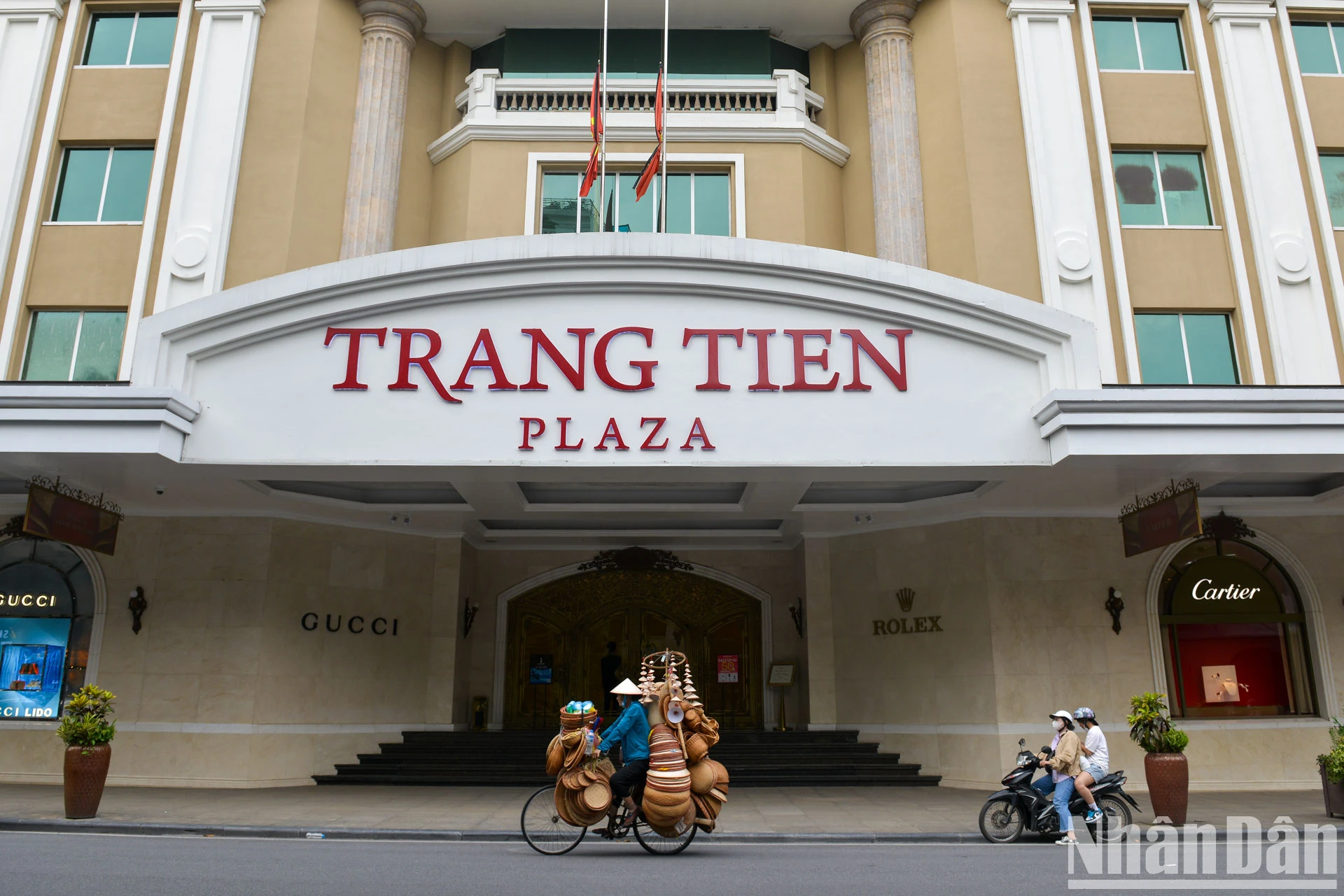 [Foto] Hanoi: Muchos lugares ondean banderas a media asta para conmemorar al Secretario General Nguyen Phu Trong foto 7