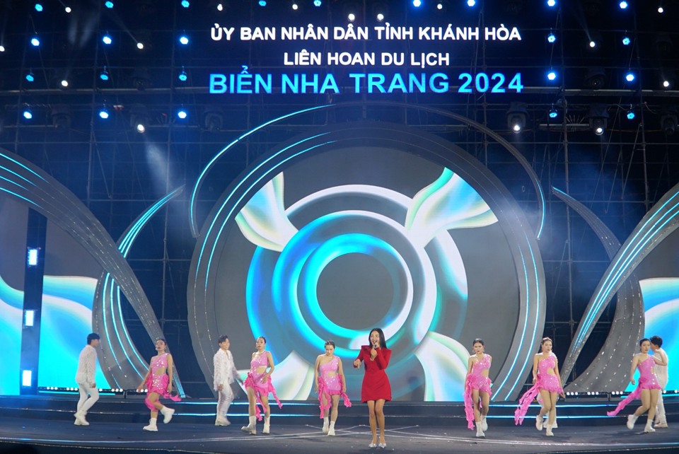Sängerin Van Mai Huong und die Tanzgruppe mit schwungvollen Melodien.