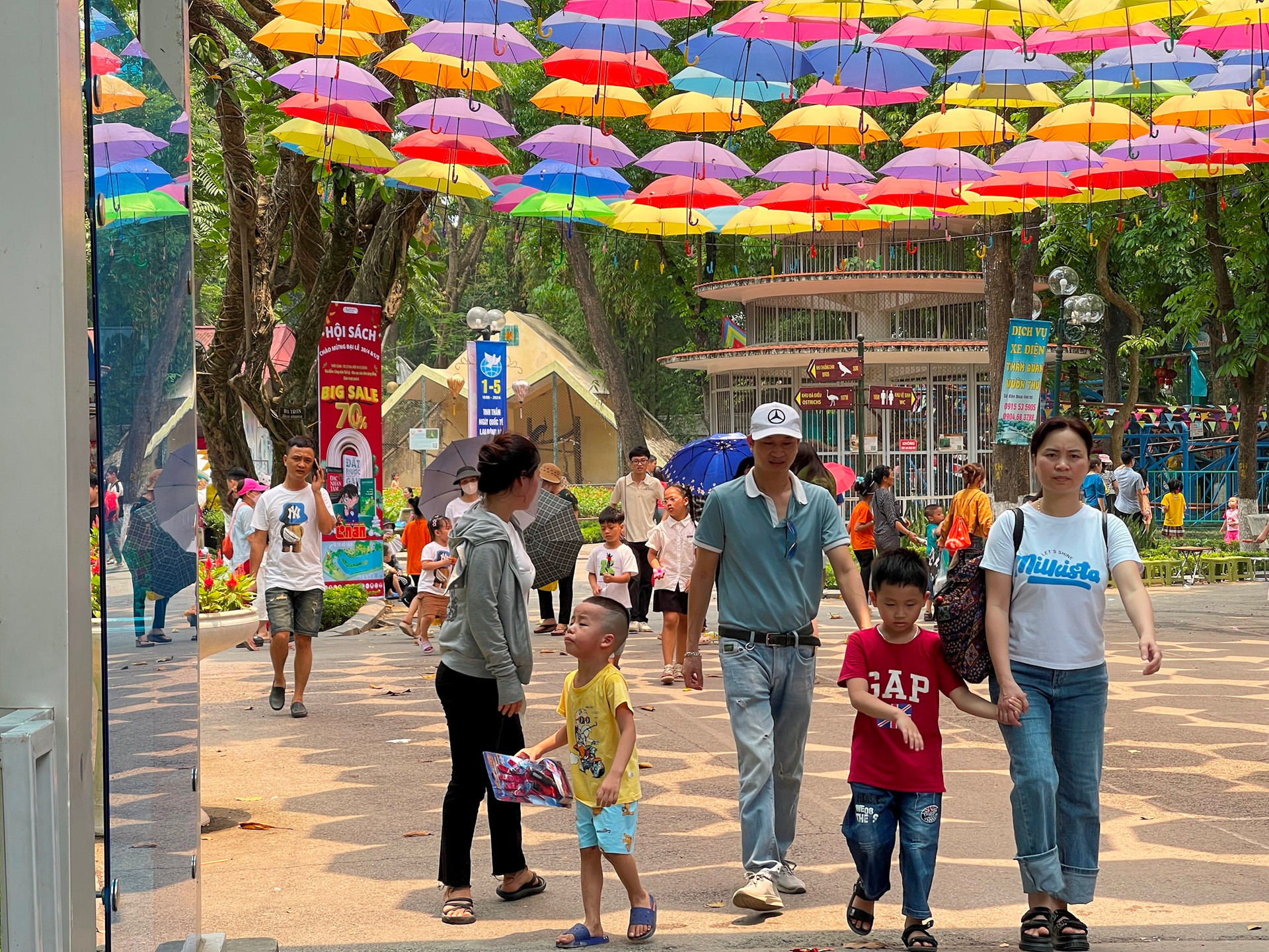 យោងតាមកំណត់ត្រារបស់អ្នកយកព័ត៌មាន បើទោះបីជាអាកាសធាតុក្តៅនៅពេលថ្ងៃត្រង់ក៏ដោយ ក៏នៅតែមានអ្នកមកទស្សនាឧទ្យាន Thu Le ច្រើនដែរ។