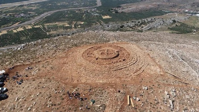 اكتشاف قصر غامض عمره 4000 عام بجدران تشبه المتاهة (صورة 1)