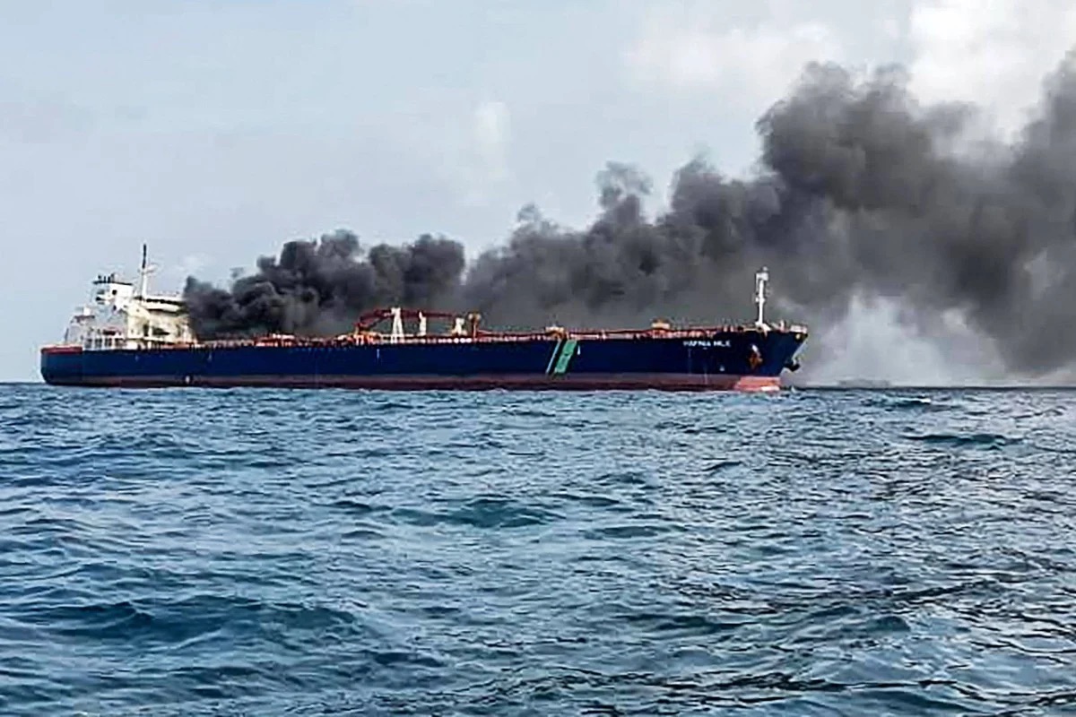 Patrouillenboot der malaysischen Küstenwache gerät in Singapur in Brand. Foto 1