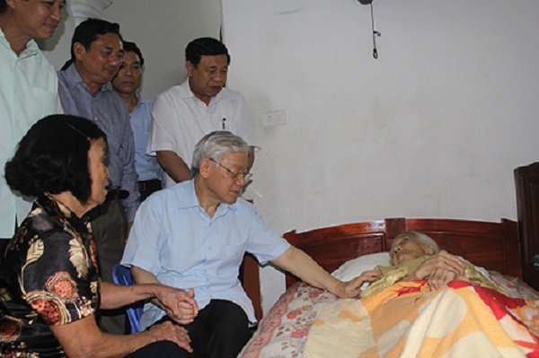 Le secrétaire général Nguyen Phu Trong a rendu visite à la mère héroïque vietnamienne Le Thi Xan dans le quartier de Ha Huy Tap, ville de Vinh, et lui a offert des cadeaux. Photo : BTG