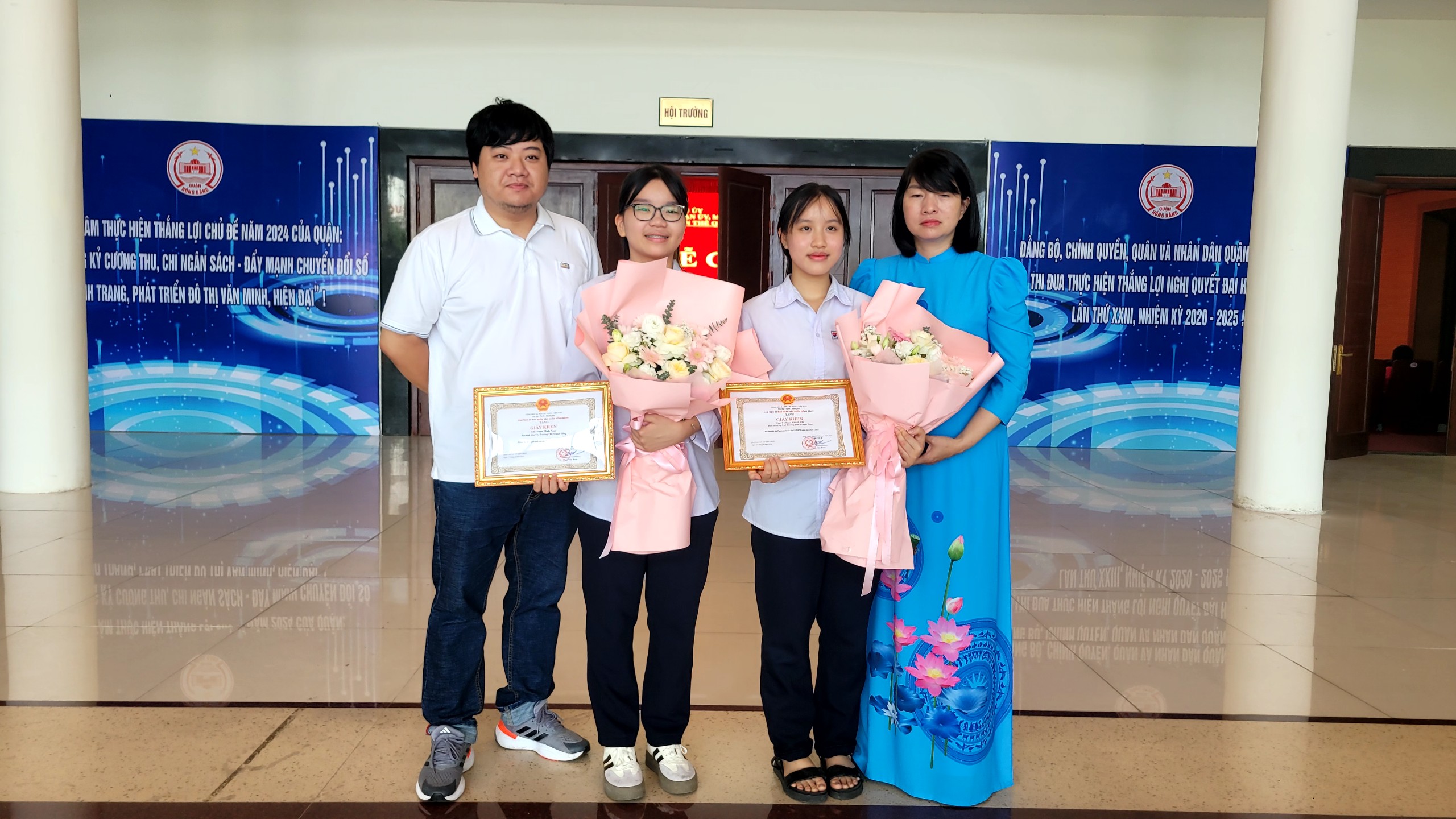 Chân dung thủ khoa thi vào lớp 10 Hải Phòng năm 2024 xin thêm 3 tờ giấy để viết văn - Ảnh 2.