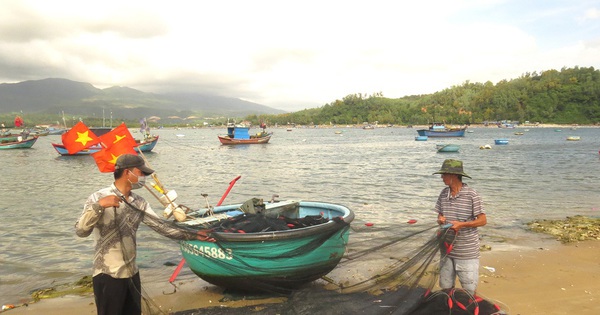 Unter der Spitze des Ganh Do-Passes, einem Pass in Phu Yen, der so schön ist wie im Film, verkaufen die Leute alles, was sie fangen, wenn sie Fische oder Garnelen fangen.