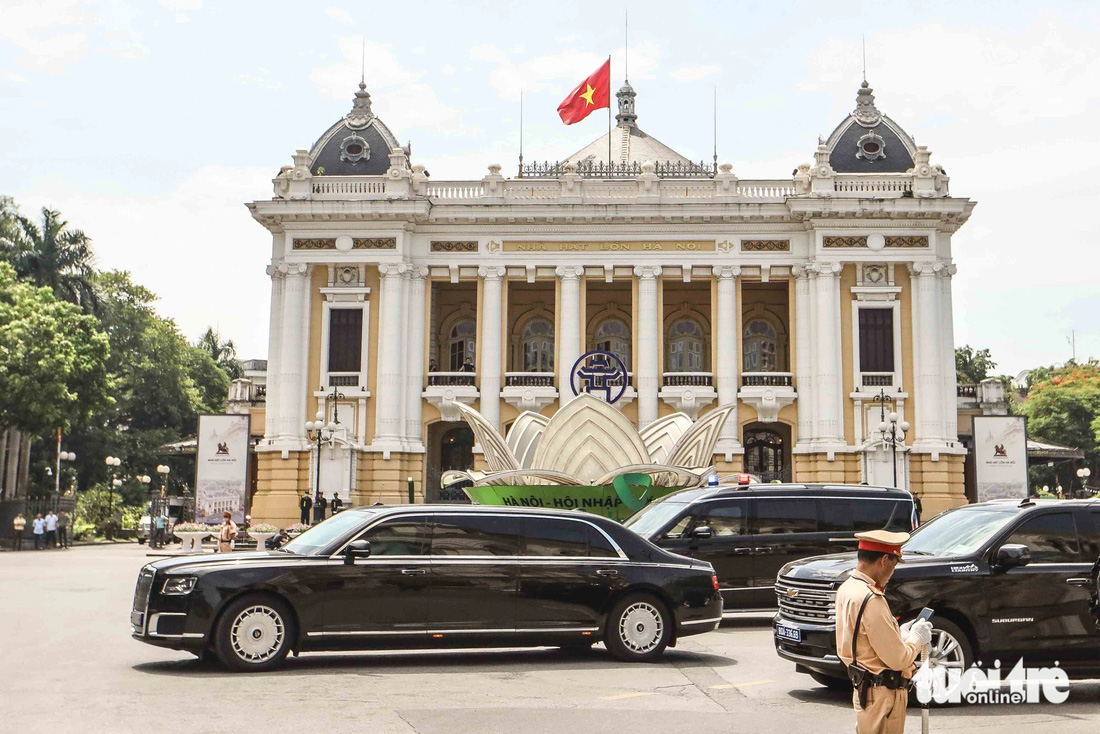 Siêu xe bọc thép, chống đạn Aurus của Tổng thống Nga Putin đi qua Nhà hát lớn Hà Nội - Ảnh: NGUYỄN KHÁNH