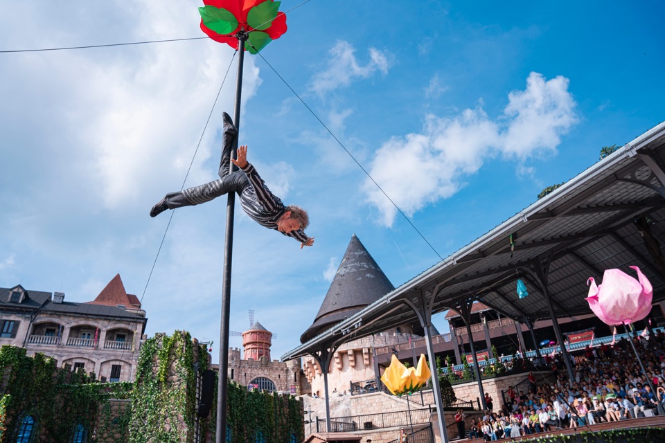 Domitil Aillot - French star, conquers the audience with his breathtaking pole swing