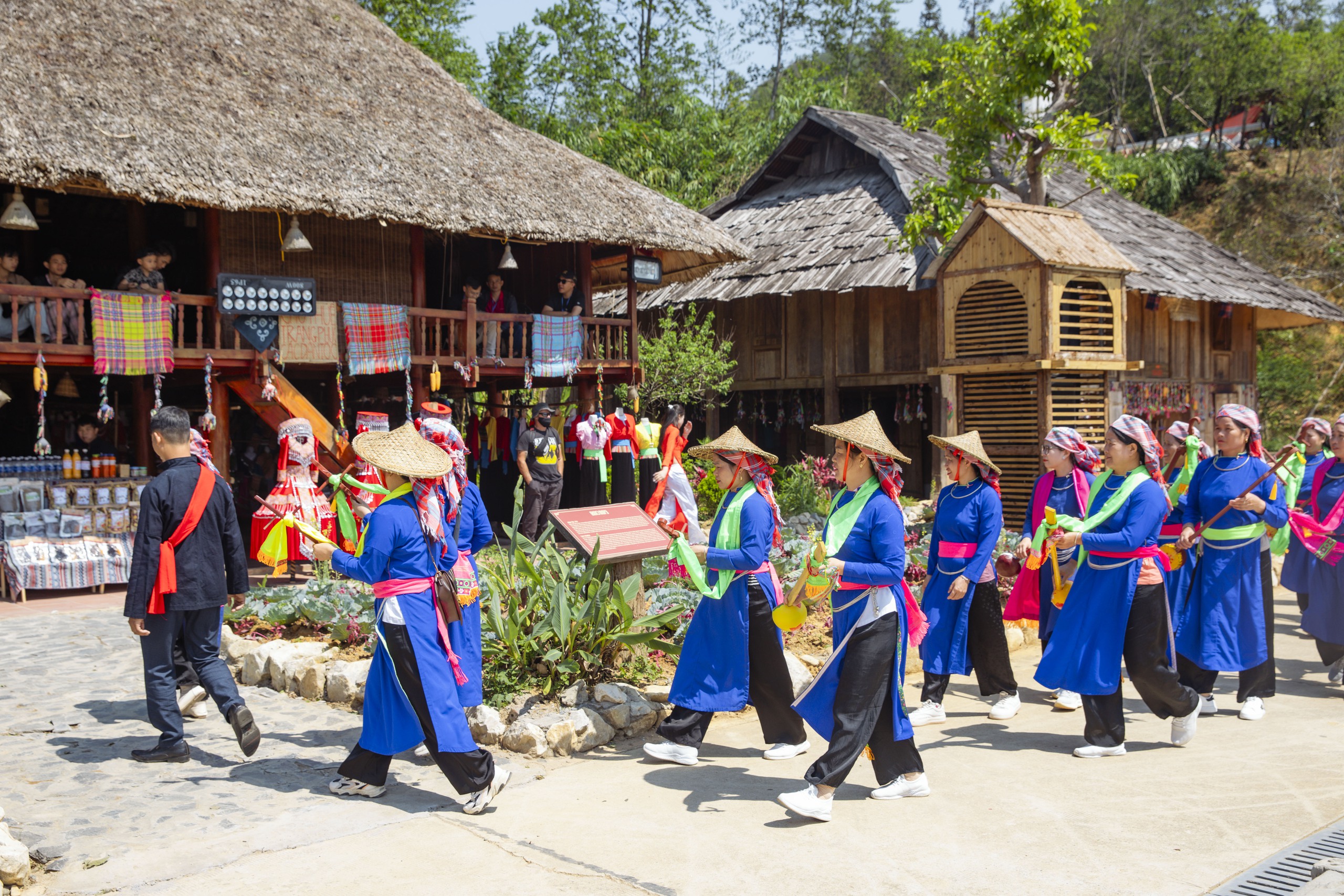 Từng bộ trang phục cưới mang những màu sắc và nét độc đáo riêng, kết tinh văn hóa truyền thống độc đáo và riêng có của từng dân tộc