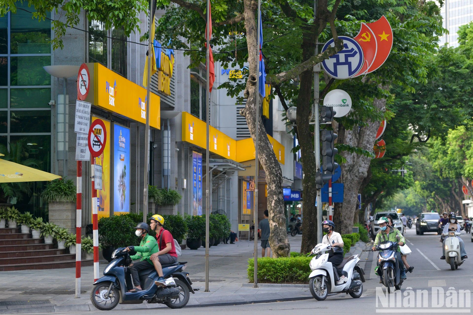 [Foto] Hanoi: Muchos lugares ondean banderas a media asta para conmemorar al Secretario General Nguyen Phu Trong foto 9