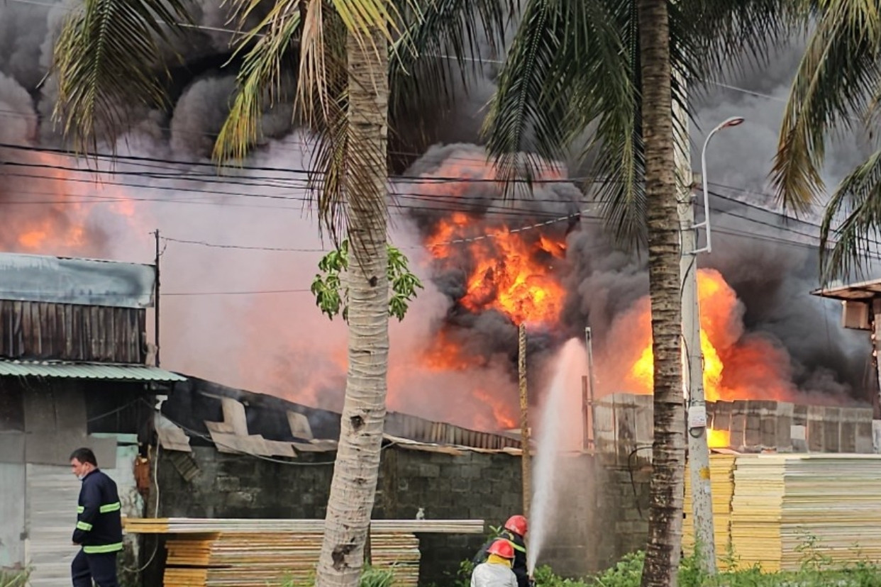 Huge fire in a row of factories lasted for 2 hours in Ho Chi Minh City, many properties were burned down