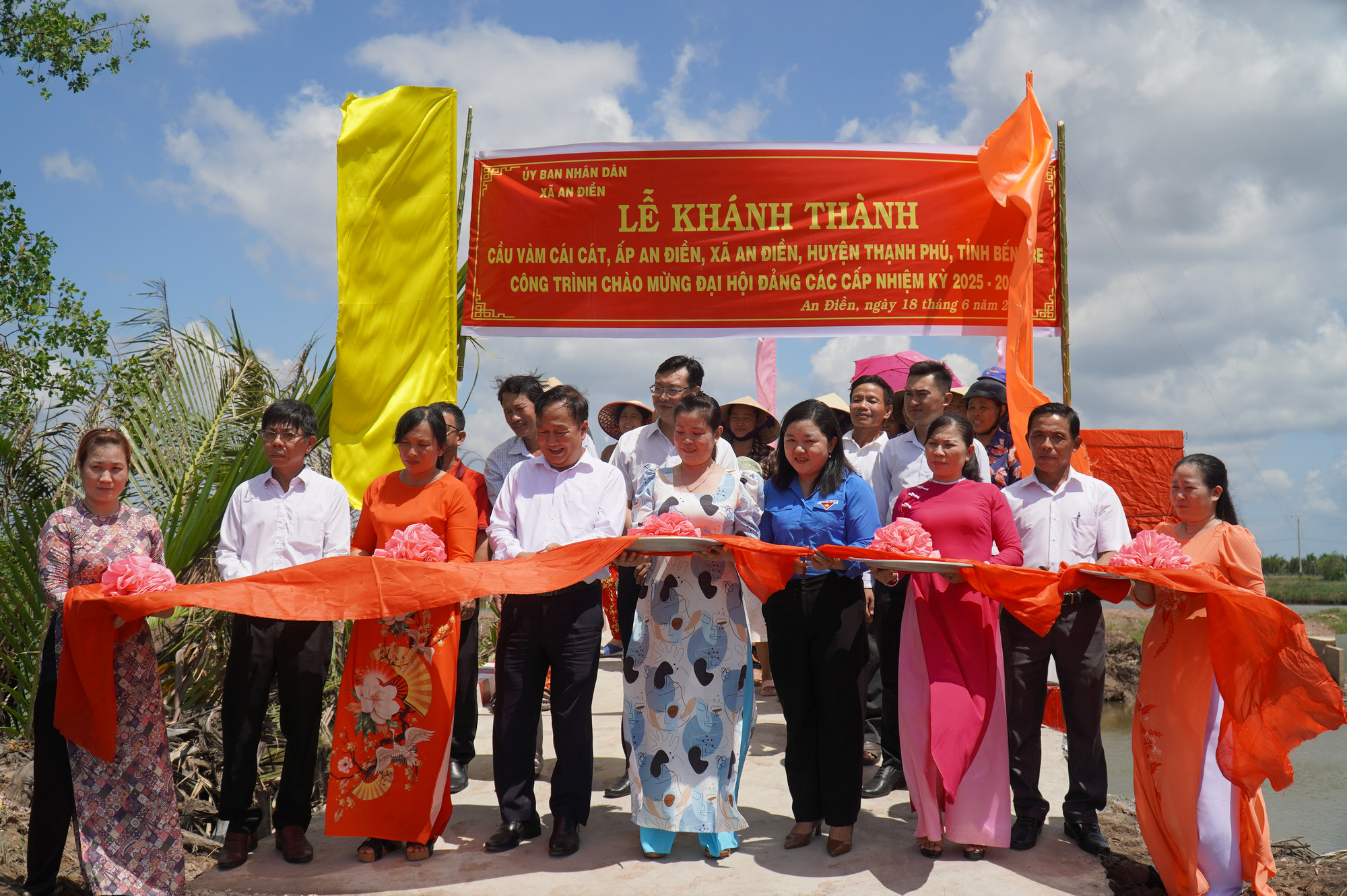 Đại diện chính quyền địa phương, nhà tài trợ cắt băng khánh thành cầu Vàm Cái Cát - Ảnh: MẬU TRƯỜNG