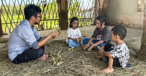 Handwerker des alten Dorfes Duong Lam verarbeiten Stroh zu attraktiven Tourismusprodukten