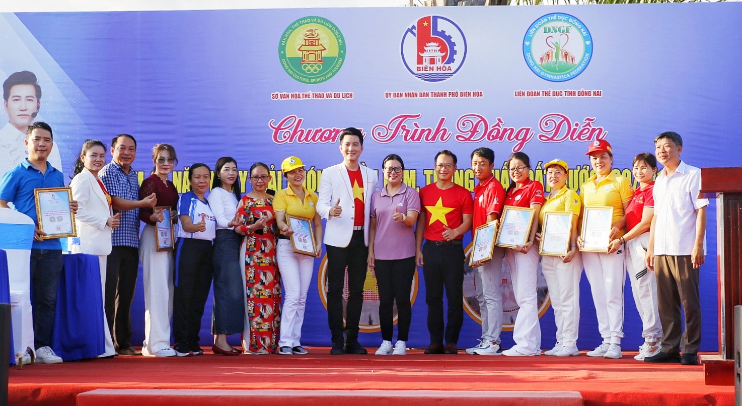 Event - Women of Dong Nai province form a giant picture to celebrate April 30 (Photo 5).