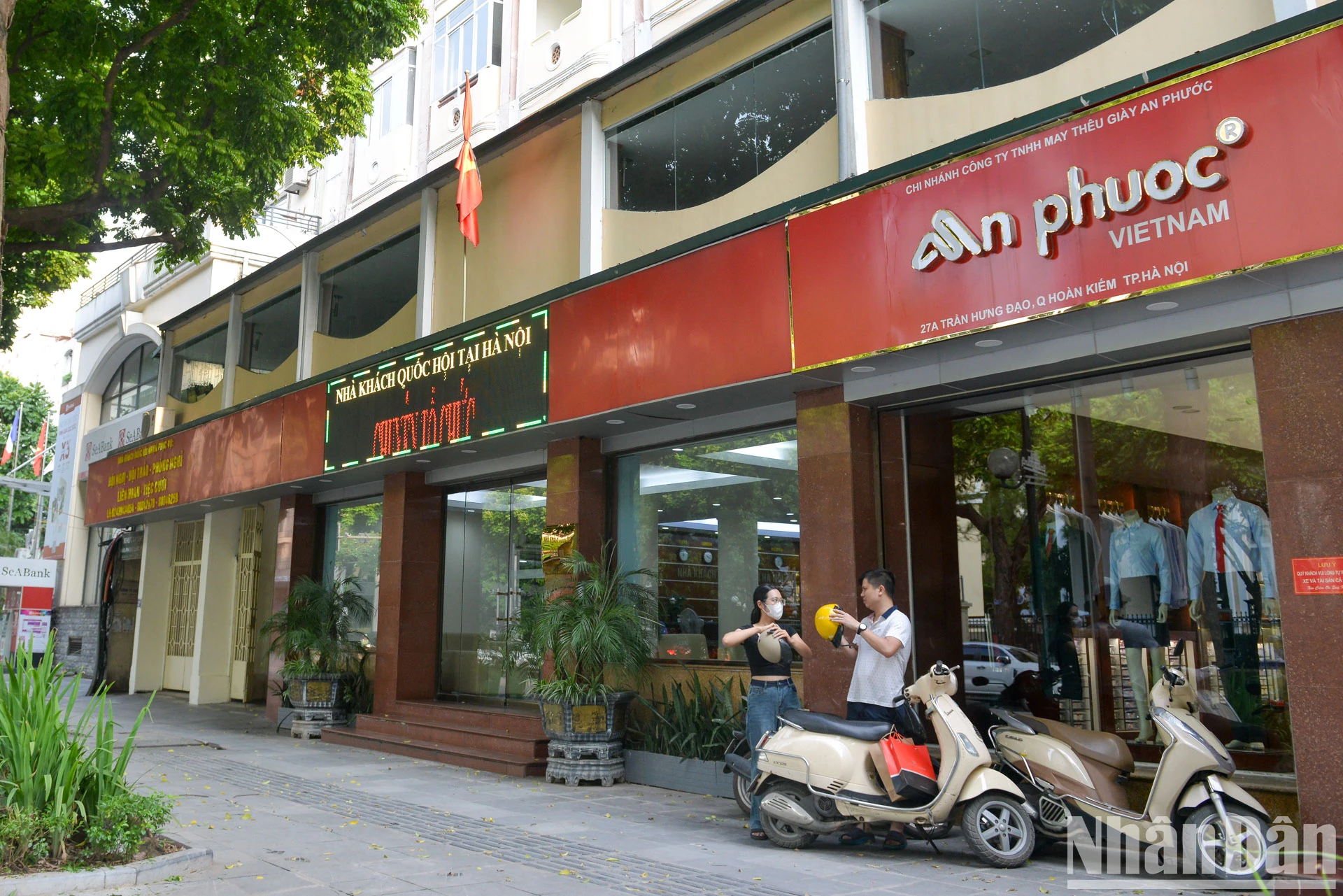 [Foto] Hanoi: Muchos lugares ondean banderas a media asta para conmemorar al Secretario General Nguyen Phu Trong foto 8