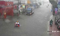 ฝนตกหนักน้ำท่วมถนนหลายสายในนครโฮจิมินห์