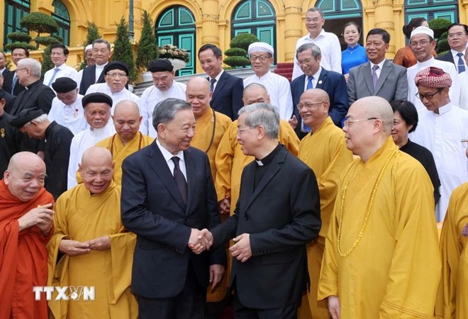 Förderung der Tradition „Der Religion dienen, das Land lieben“, große nationale Einheit