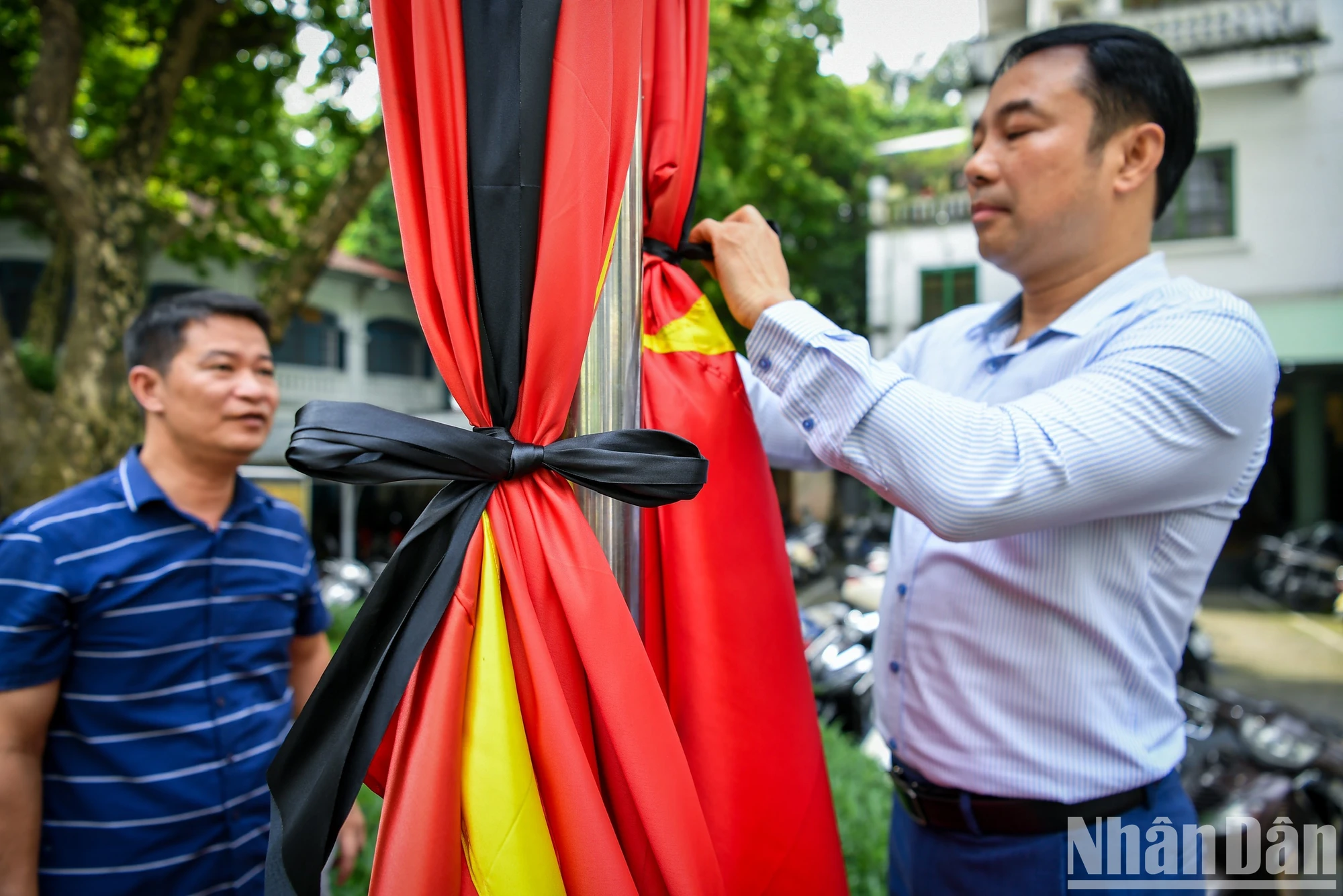 [Foto] Hanoi: Muchos lugares ondean banderas a media asta para conmemorar al Secretario General Nguyen Phu Trong foto 12