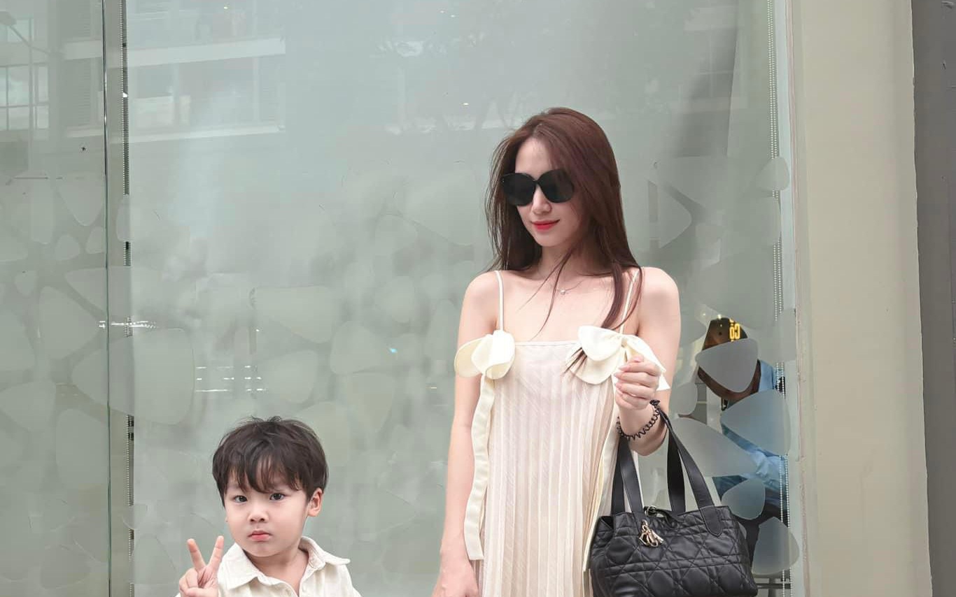 Lerne, wie Hoa Minzy Outfits wie ein Profi kombiniert.