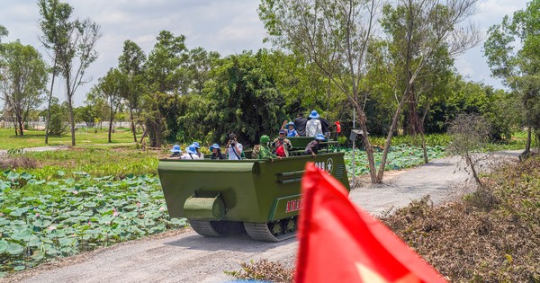 Experience armored vehicles 'crossing the forest' to avoid the heat during the April 30 holiday