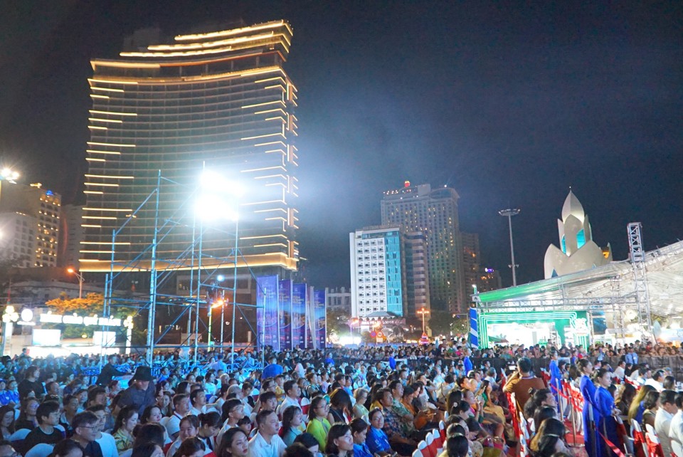 Eine große Anzahl von Menschen und Touristen nahm an der Eröffnungszeremonie des Nha Trang Sea Tourism Festival 2024 teil.