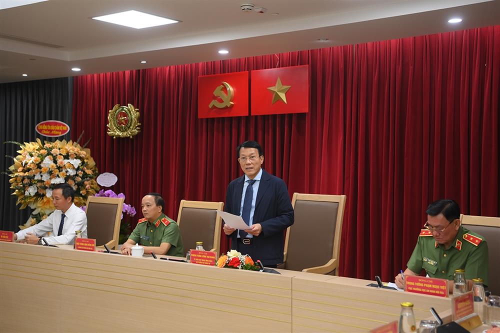 Minister Luong Tam Quang sprach bei dem Treffen mit der Delegation aus Würdenträgern und Führern religiöser Organisationen.