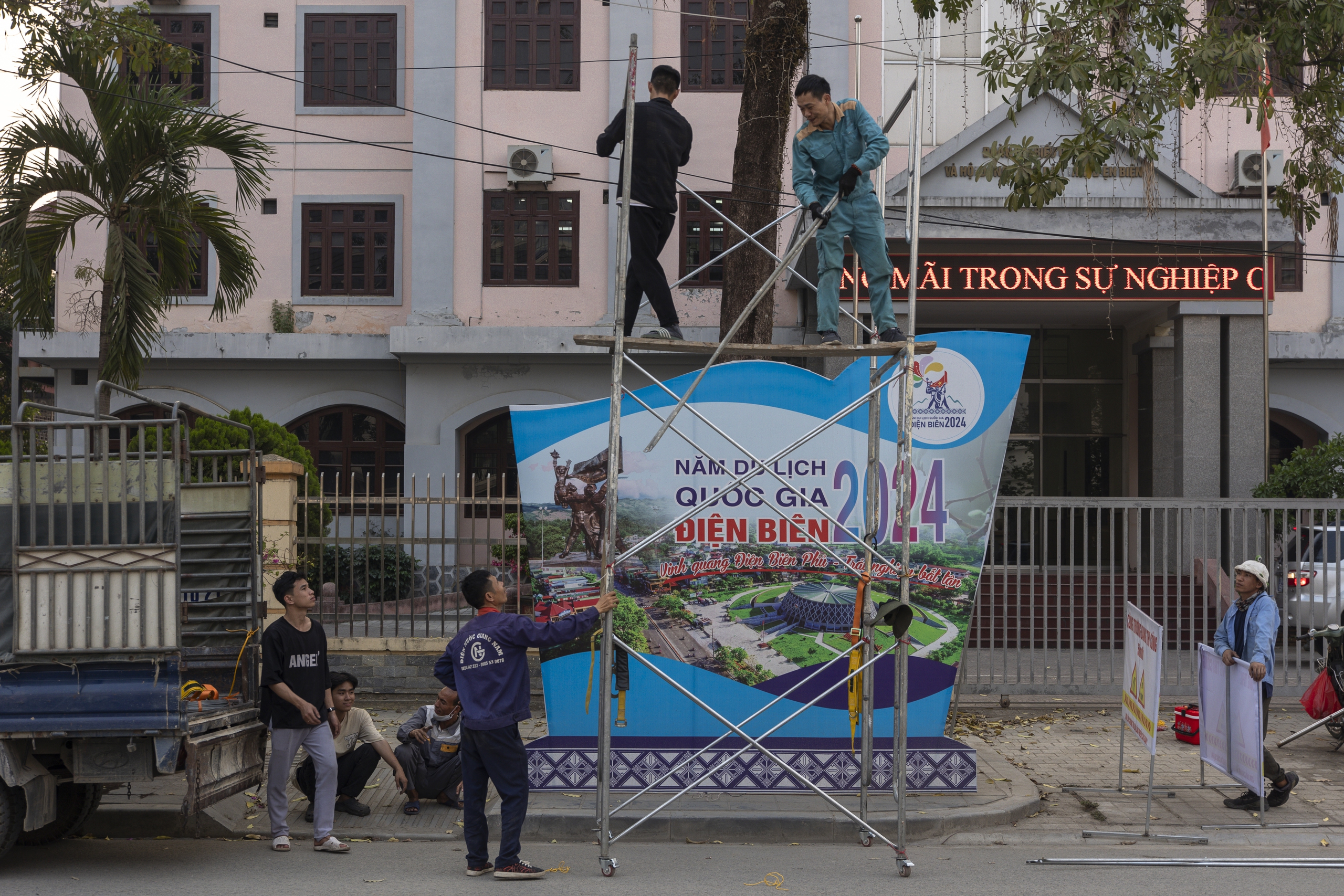 Tại trục đường chính Võ Nguyên Giáp, nhiều nhóm thợ đang thi công lắp ráp pano, áp phích chào đón dịp lễ kỉ niệm sắp tới