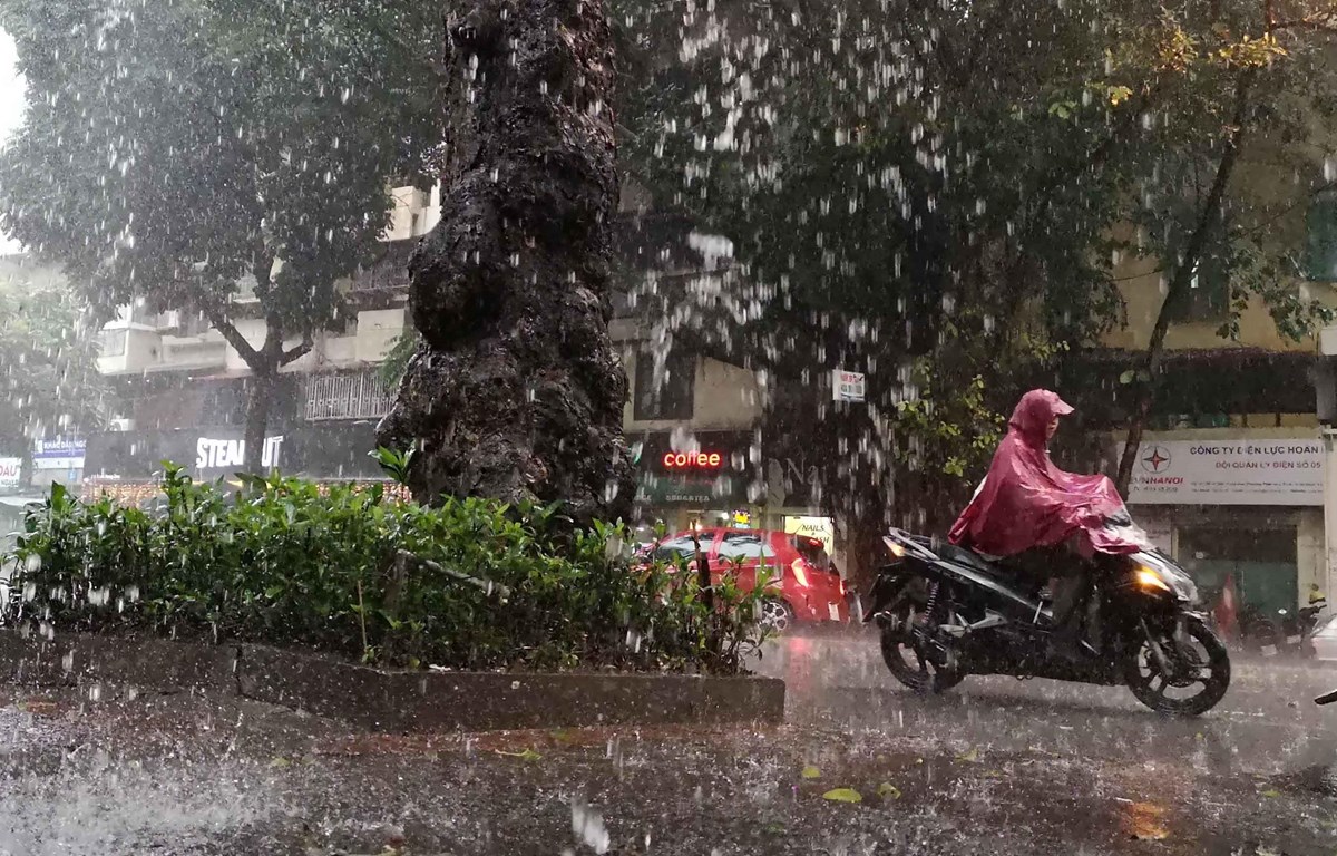 Không khí lạnh tràn về chấm dứt nắng nóng, cảnh báo mưa dông, tố lốc kéo dài nhiều ngày ở miền Bắc- Ảnh 3.