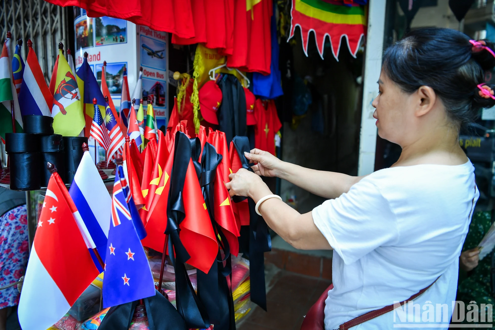 [Foto] Hanoi: Muchos lugares ondean banderas a media asta para conmemorar al Secretario General Nguyen Phu Trong foto 14