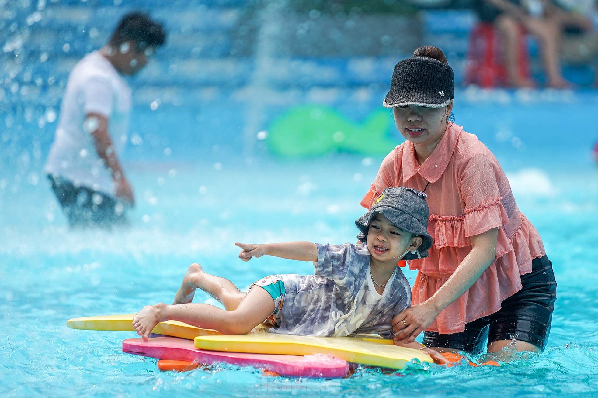 Experience armored vehicles 'crossing the forest' to avoid the heat during the April 30 holiday photo 13