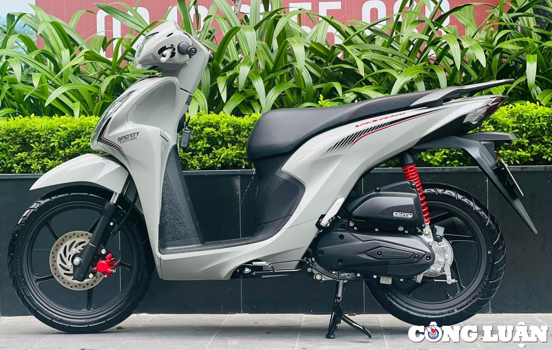 Honda Vision price in early June 2024 is nearly 3 million dong difference, shape 3