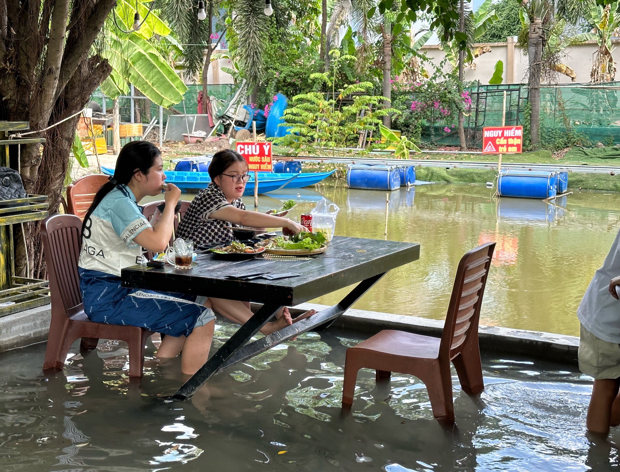 Phần sàn được xây kín để chứa nước, bên cạnh là hồ nước được cải tạo từ hồ sen