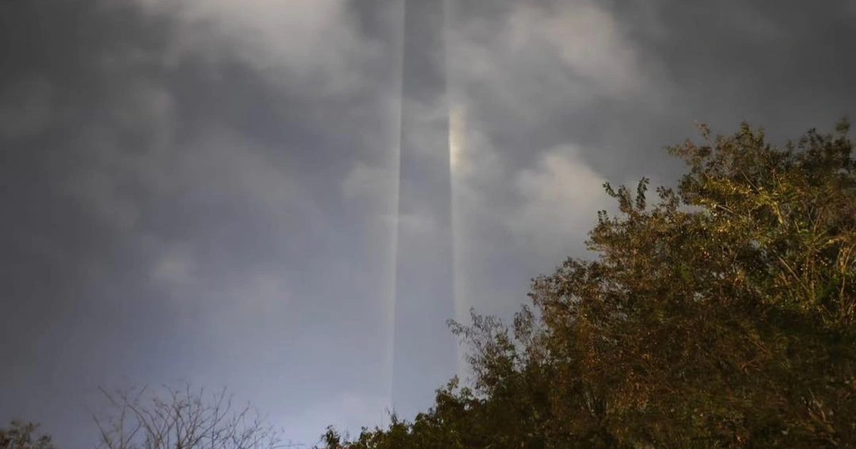 Aparece una "extraña columna de luz" en el cielo nocturno de Hanoi: ¿qué dicen los expertos?