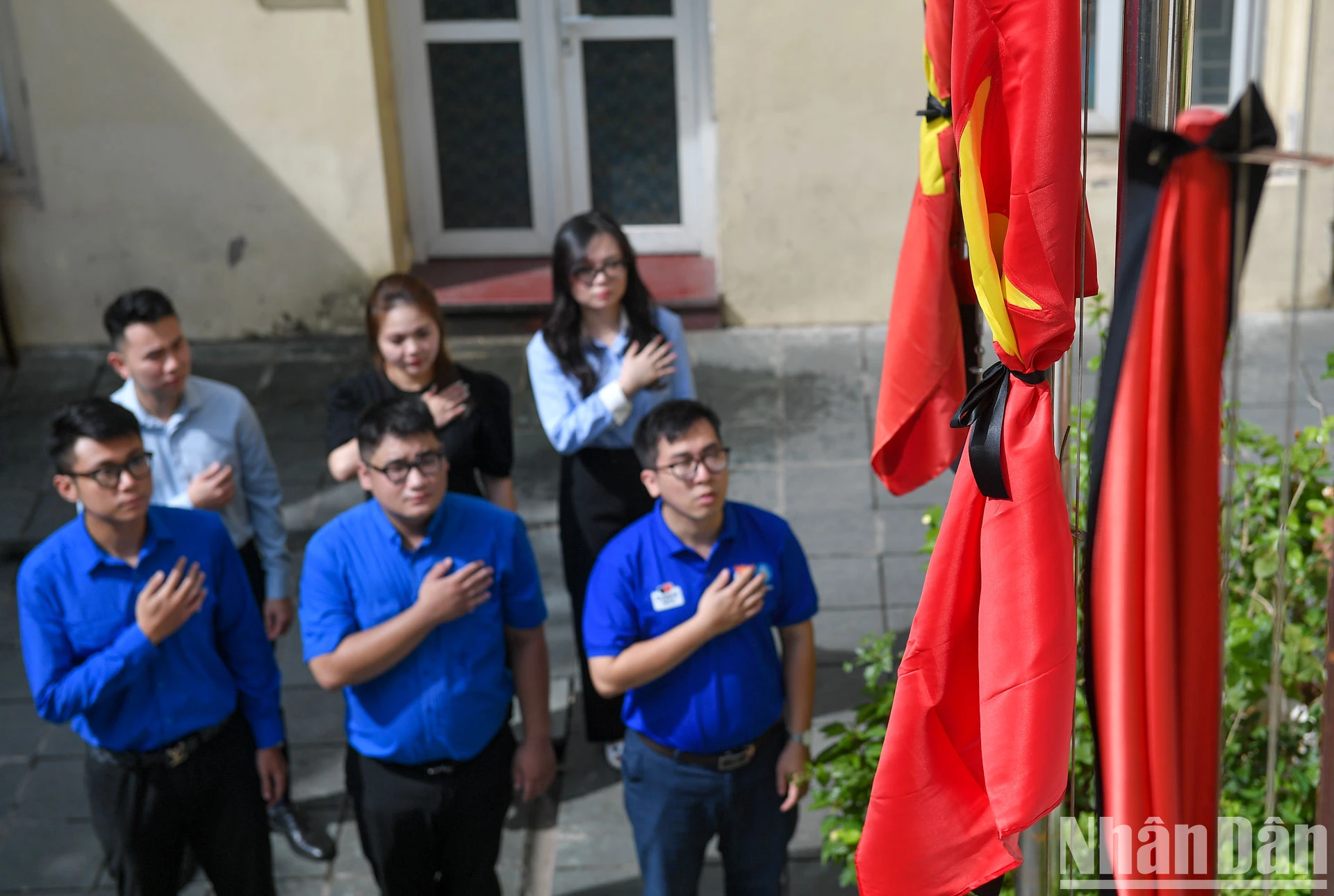 [Photo] Hanoi: Many places fly flags at half-mast to commemorate General Secretary Nguyen Phu Trong photo 2