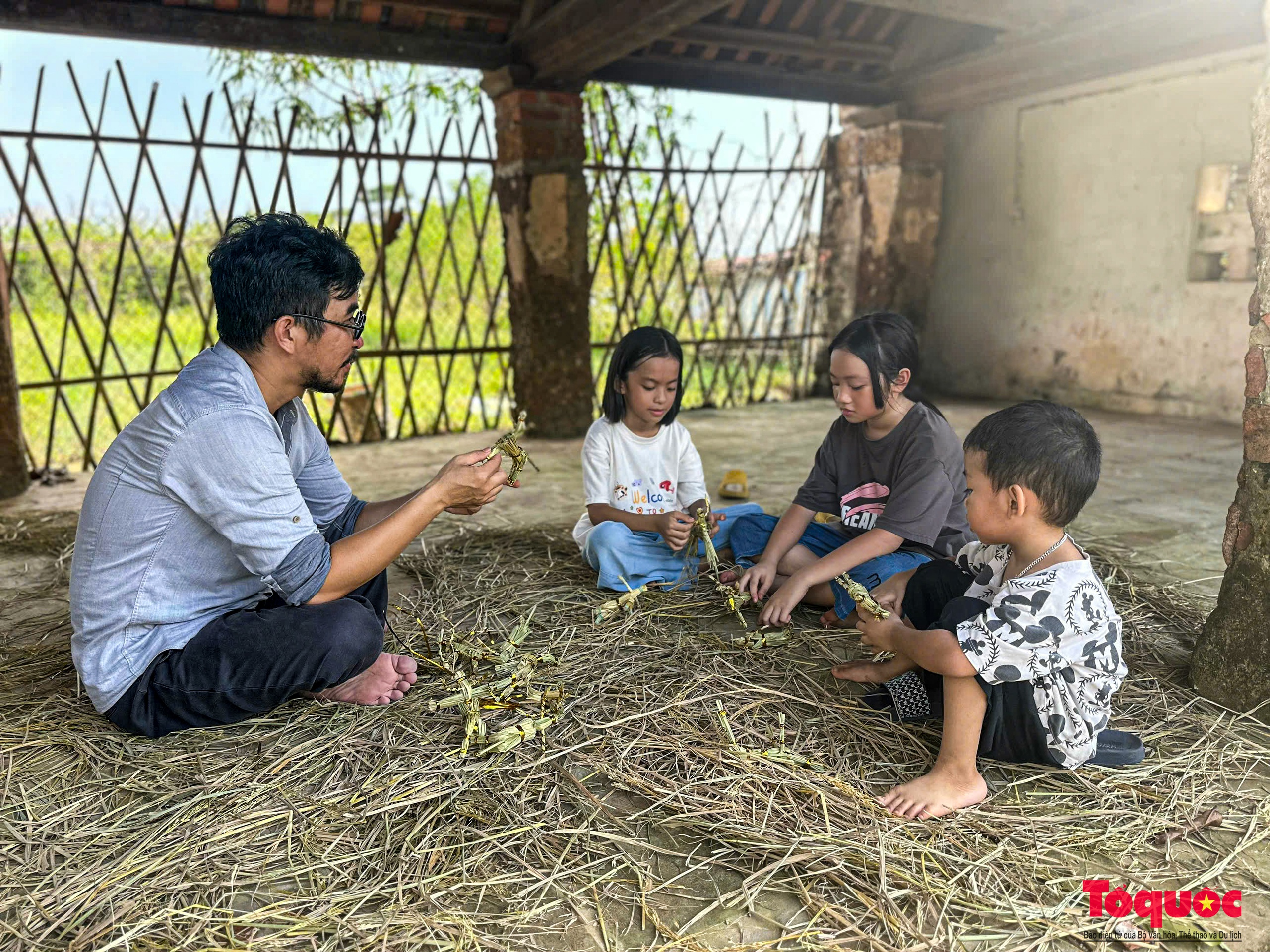 Nghệ nhân làng cổ Đường Lâm biến rơm, rạ thành sản phẩm du lịch hấp dẫn - Ảnh 3.