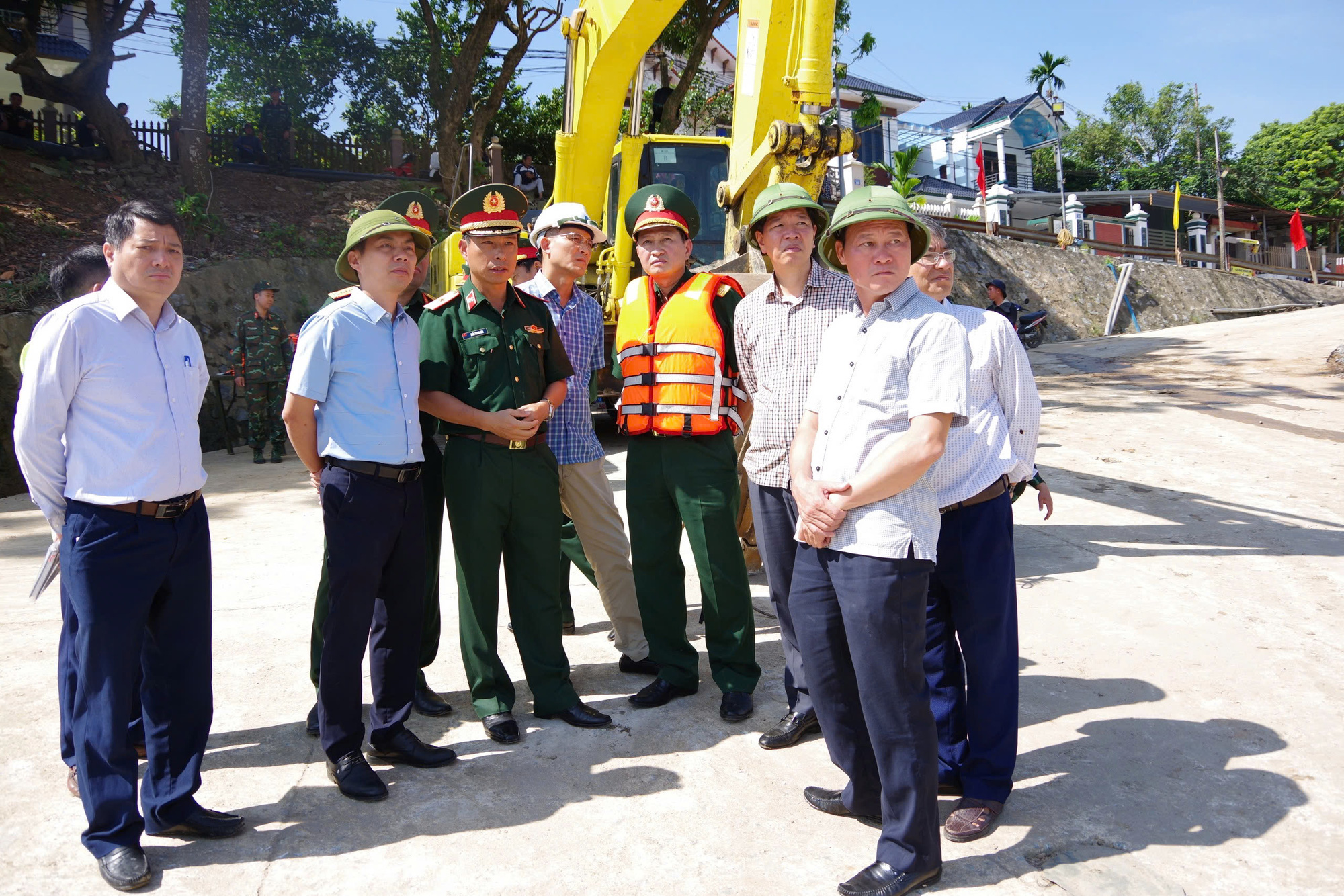 Phà quân sự bắt đầu chở người dân qua sông thay cho cầu phao Phong Châu - Ảnh 1.