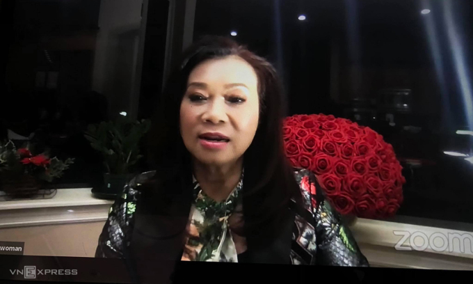 លោកស្រី Dang Thi Hoang Yen ចូលរួមកិច្ចប្រជុំម្ចាស់ភាគហ៊ុន ITA តាមអ៊ីនធឺណិតឆ្នាំ 2021។ រូបថត៖ Anh Tu