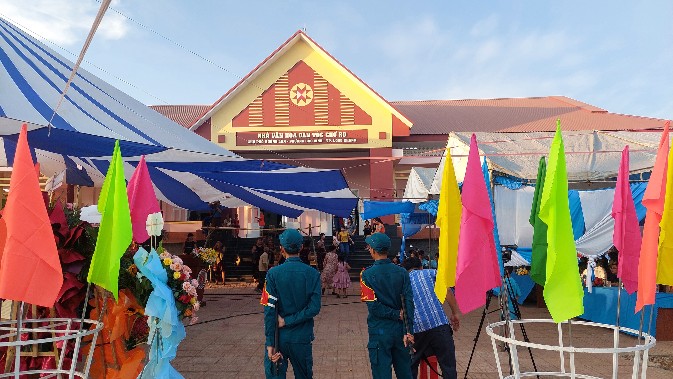 Nhà văn hóa dân tộc Chơ Ro có diện tích rộng, là nơi để người dân tổ chức các hoạt động lễ hội truyền thống