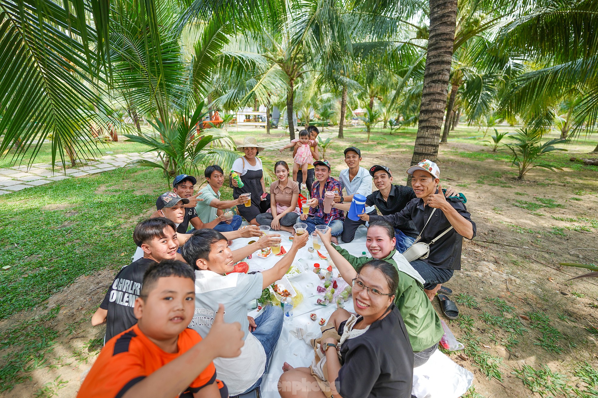 Experience armored vehicles 'crossing the forest' to avoid the heat during the April 30 holiday photo 15