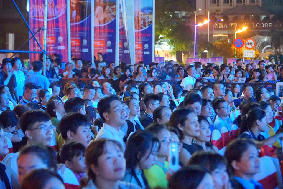 Einheimische und Touristen genießen die Eröffnungszeremonie des Nha Trang Sea Tourism Festival 2024: