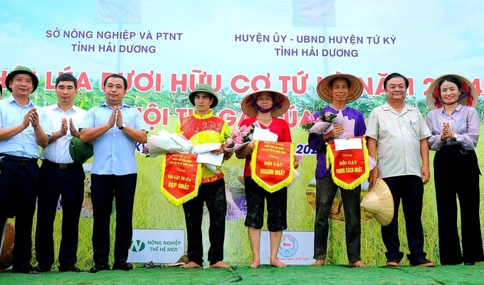 Sau khi kết thúc hội thi gặt lúa hữu cơ, Bộ trưởng Bộ NN-PTNT Lê Minh Hoan (thứ 2 từ phải sang) và Bí thư Tỉnh ủy Hải Dương Trần Đức Thắng (thứ 3 từ trái sang) cùng đại diện Ban tổ chức đã trao giải gặt nhanh nhất cho đội thôn An Lao, gặt và bó lúa đẹp nhất cho đội thôn An Định và gặt lúa phong cách nhất cho đội thôn Thanh Kỳ. 